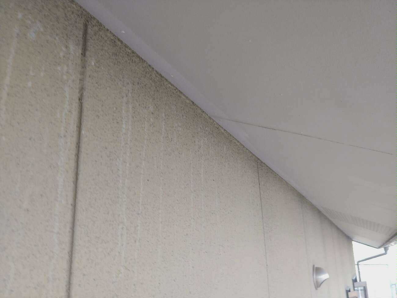 外壁材の継ぎ目や天井との接続部